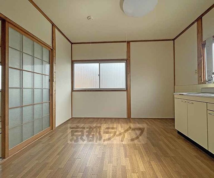京都府京都市西京区御陵溝浦町の賃貸アパートの居間