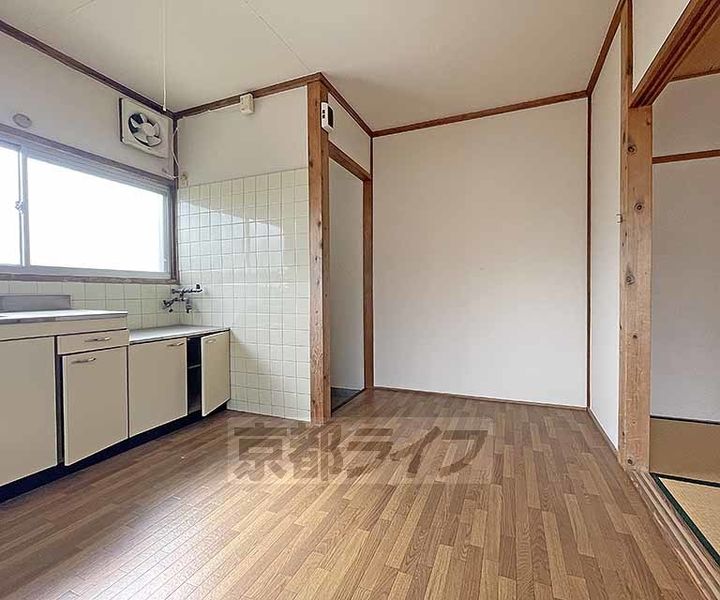 京都府京都市西京区御陵溝浦町の賃貸アパートの居間