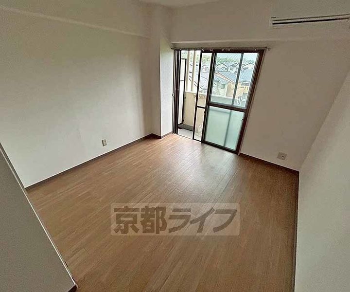 京都府京都市西京区大枝沓掛町の賃貸マンションの居間
