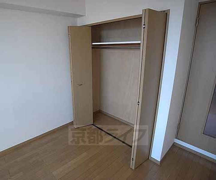 京都府京都市西京区山田畑田町の賃貸マンションの内装