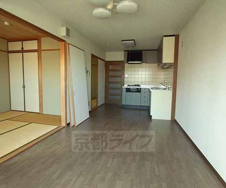 京都府京都市西京区下津林東芝ノ宮町の賃貸マンションの居間