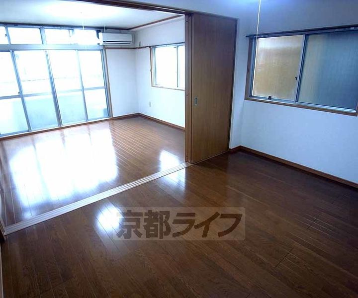 京都府京都市右京区嵯峨野有栖川町の賃貸アパートの居間