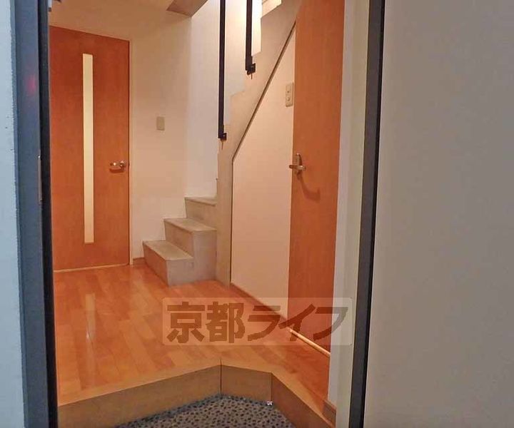 京都府京都市西京区山田上ノ町の賃貸マンションの玄関