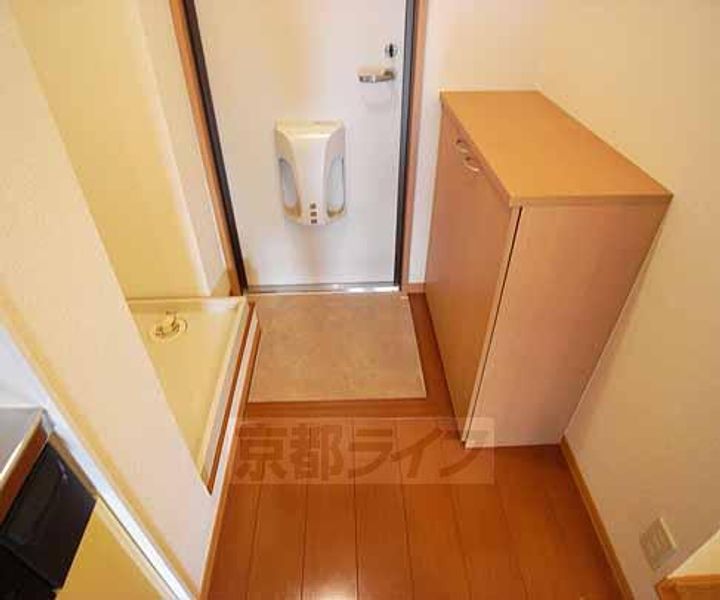 京都府京都市西京区御陵荒木町の賃貸アパートの玄関
