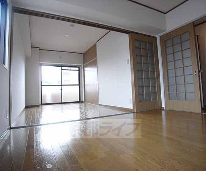 京都府京都市西京区桂北滝川町の賃貸マンションの居間