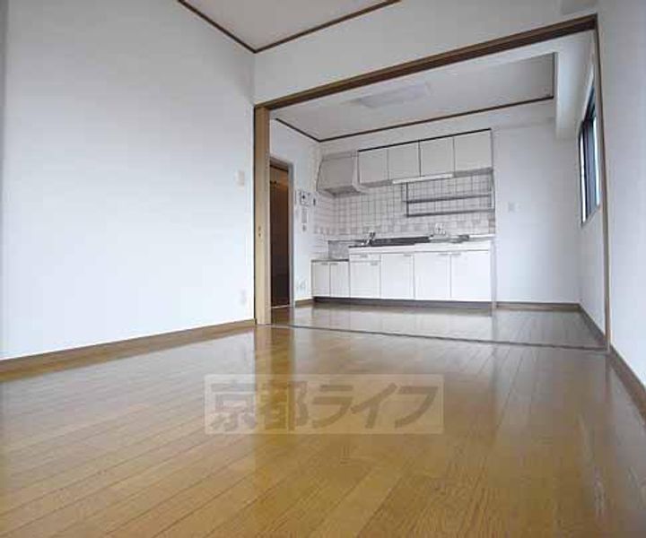 京都府京都市西京区桂北滝川町の賃貸マンションの居間