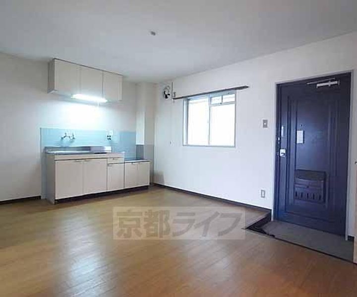 京都府京都市西京区上桂東ノ口町の賃貸マンションの居間