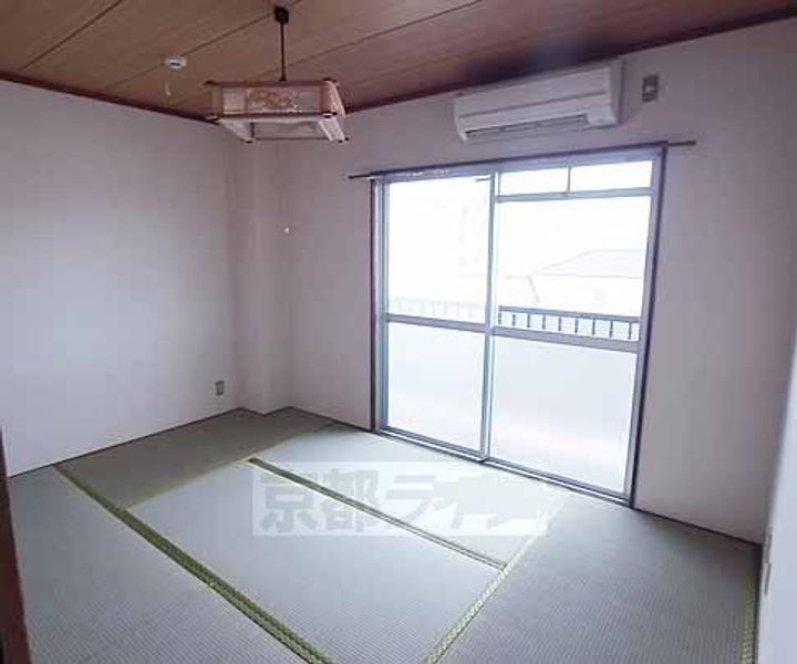 京都府京都市西京区上桂東ノ口町の賃貸マンションの居間