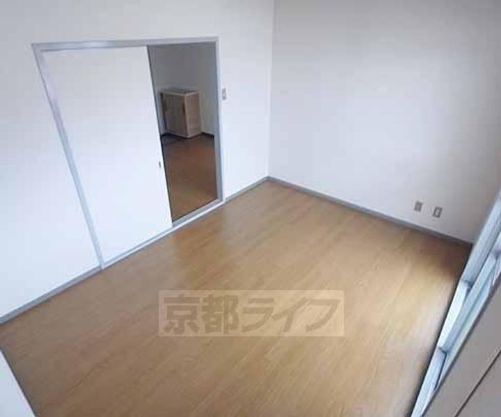 京都府京都市西京区上桂東ノ口町の賃貸マンションの居間