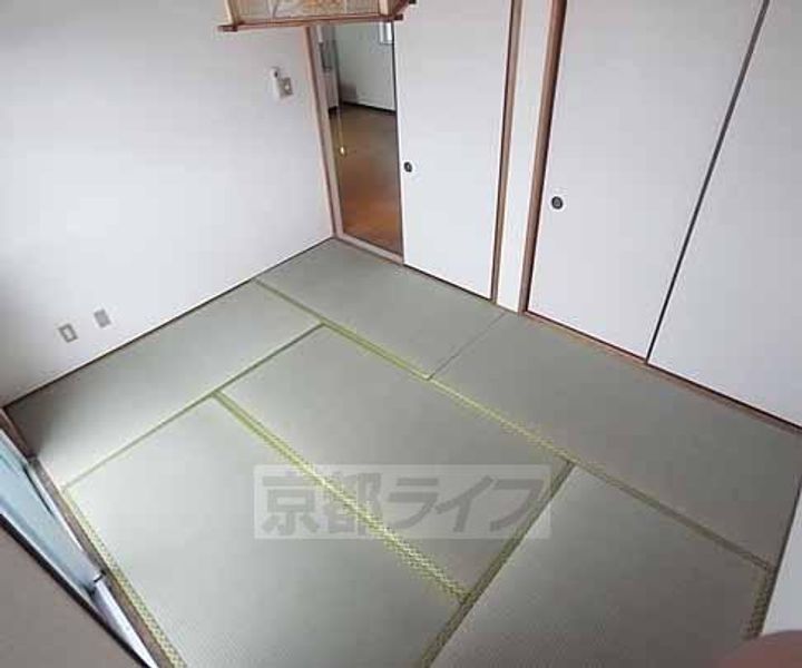 京都府京都市西京区上桂東ノ口町の賃貸マンションの居間