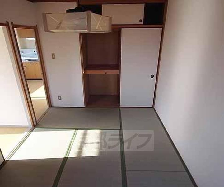 京都府京都市西京区上桂東ノ口町の賃貸マンションの居間