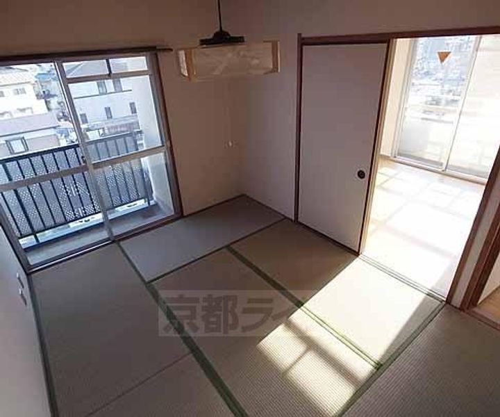 京都府京都市西京区上桂東ノ口町の賃貸マンションの居間