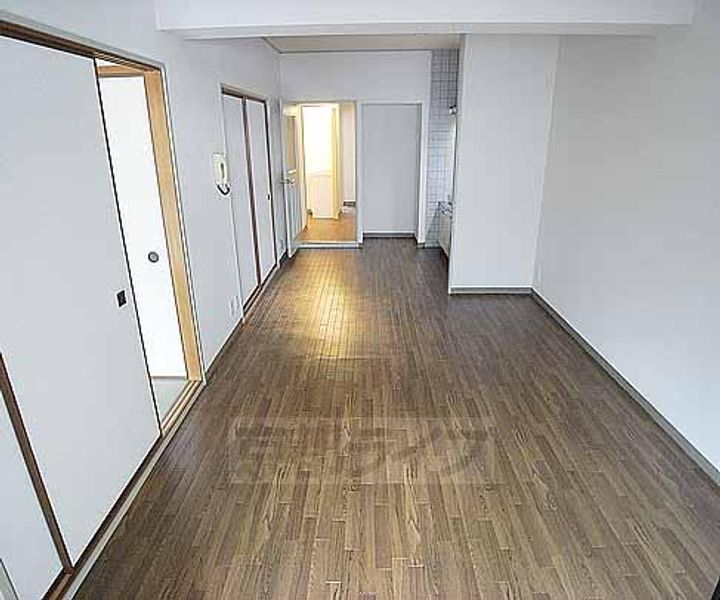 京都府京都市西京区牛ヶ瀬奥ノ防町の賃貸マンションの居間