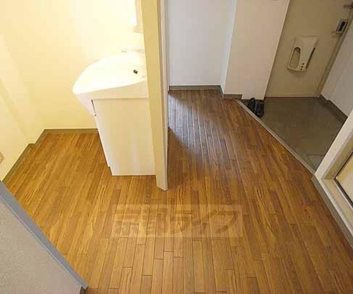 京都府京都市西京区牛ヶ瀬奥ノ防町の賃貸マンションの玄関