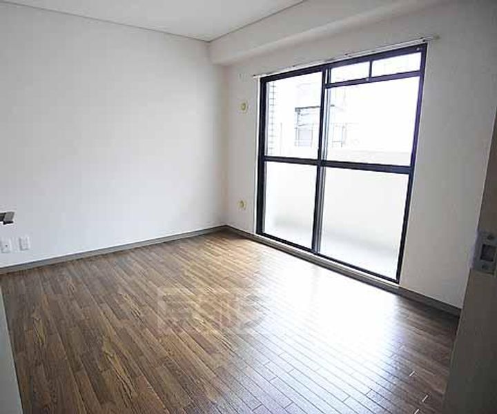 京都府京都市西京区牛ヶ瀬奥ノ防町の賃貸マンションの居間