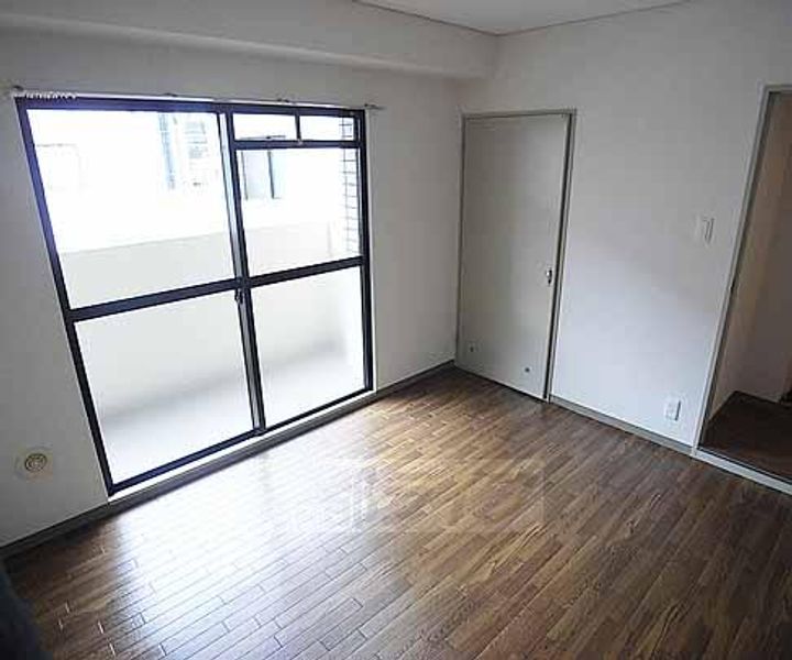 京都府京都市西京区牛ヶ瀬奥ノ防町の賃貸マンションの居間