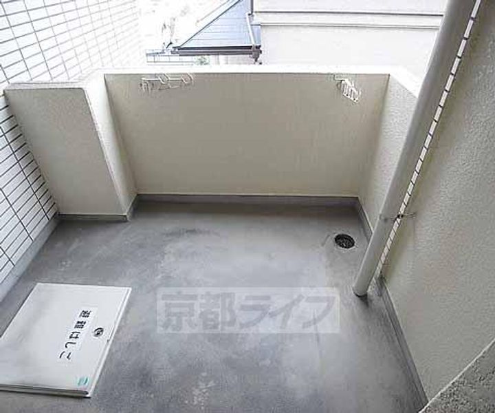 京都府京都市西京区牛ヶ瀬奥ノ防町の賃貸マンションの居間