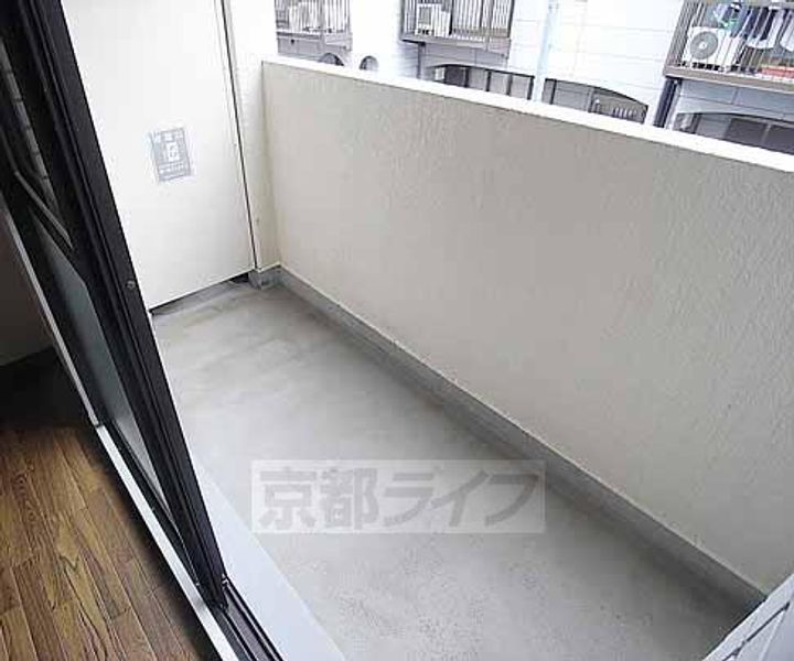 京都府京都市西京区牛ヶ瀬奥ノ防町の賃貸マンションの居間