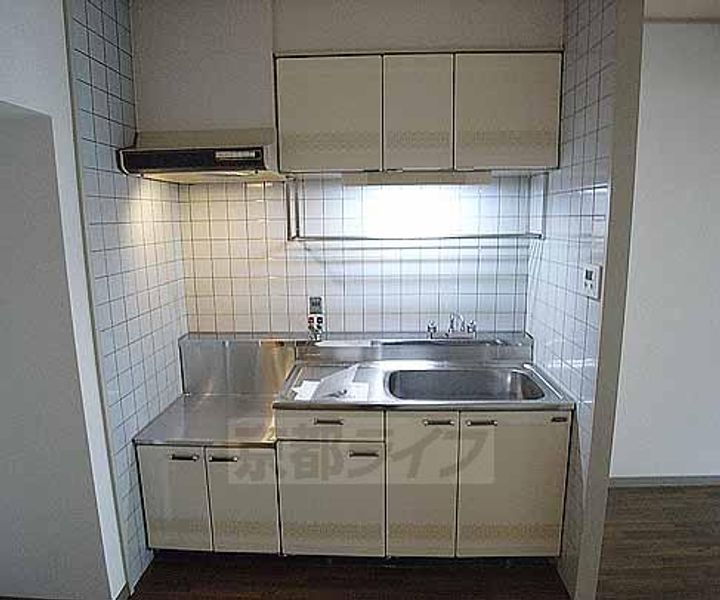 京都府京都市西京区牛ヶ瀬奥ノ防町の賃貸マンションの居間