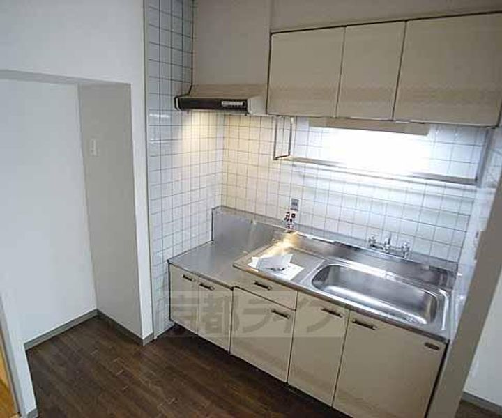 京都府京都市西京区牛ヶ瀬奥ノ防町の賃貸マンションの居間