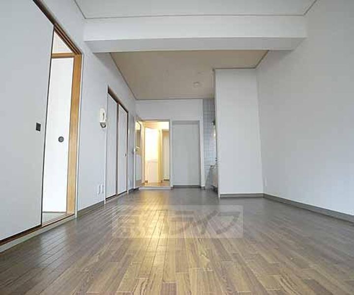 京都府京都市西京区牛ヶ瀬奥ノ防町の賃貸マンションの居間