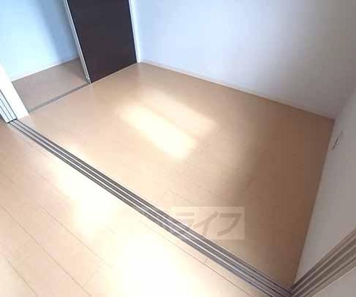 京都府京都市西京区牛ヶ瀬川原口町の賃貸アパートの居間