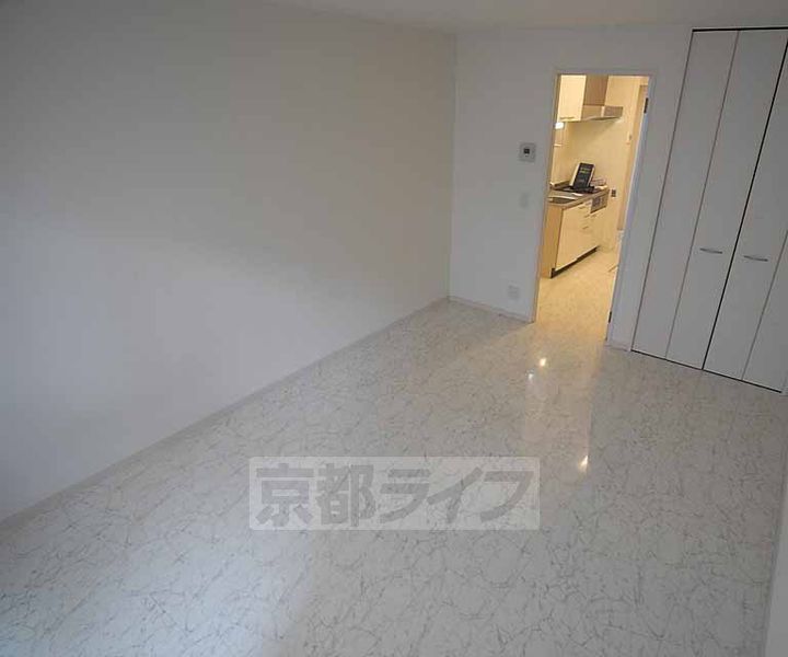 京都府京都市西京区桂上野東町の賃貸アパートの居間