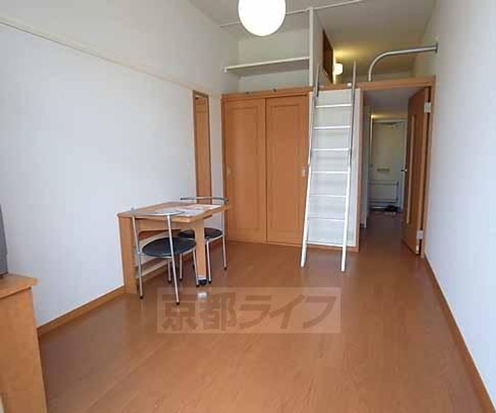 京都府京都市西京区嵐山森ノ前町の賃貸アパートの居間