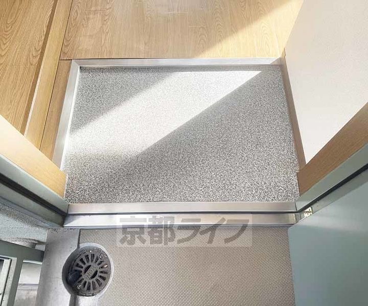 京都府京都市山科区音羽役出町の賃貸マンションの玄関