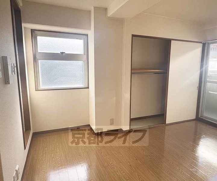 京都府京都市山科区音羽役出町の賃貸マンションの居間