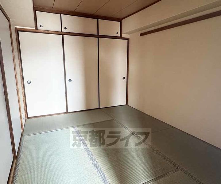 ロイヤル現代105の居間