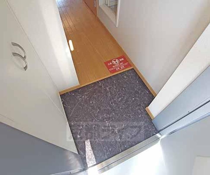 京都府京都市伏見区日野岡西町の賃貸アパートの玄関