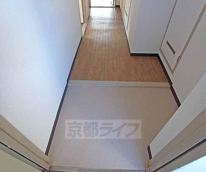 第二エバグレース音羽405の玄関