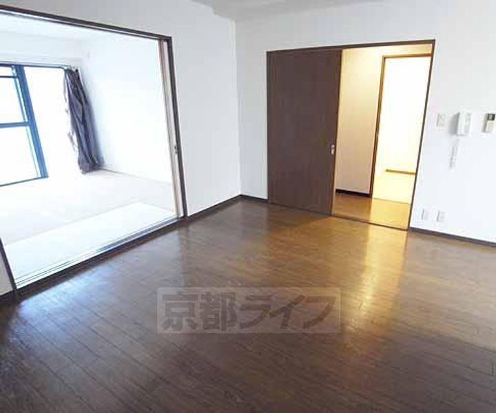 京都府京都市伏見区醍醐構口町の賃貸マンションの居間