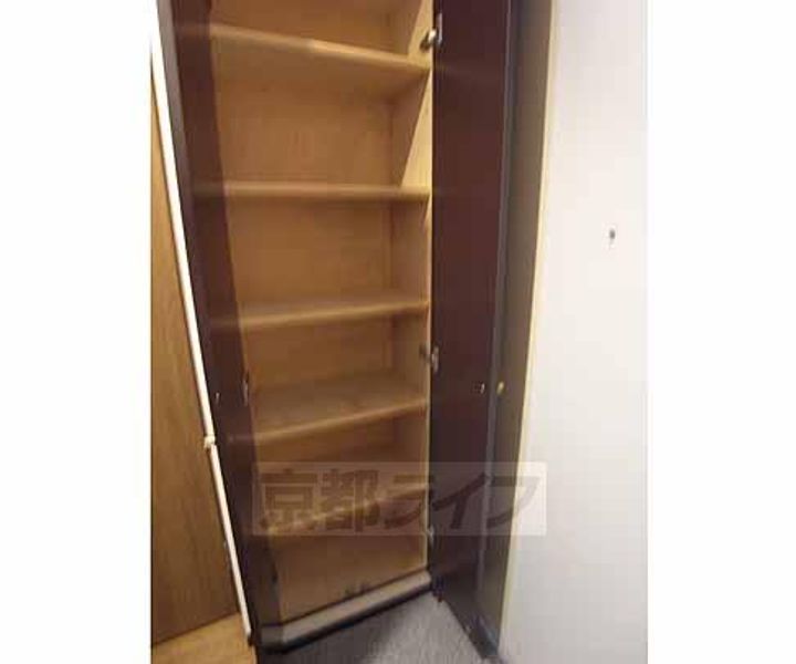 京都府京都市伏見区醍醐構口町の賃貸マンションの内装