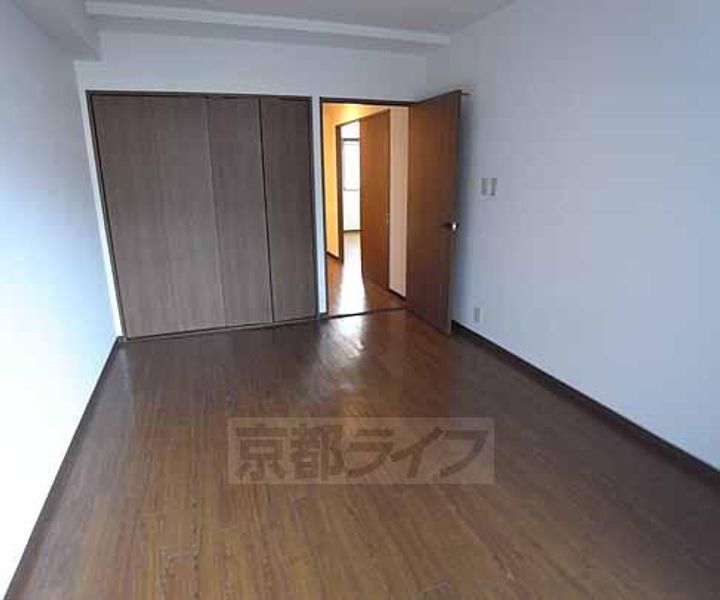 京都府京都市伏見区醍醐構口町の賃貸マンションの居間