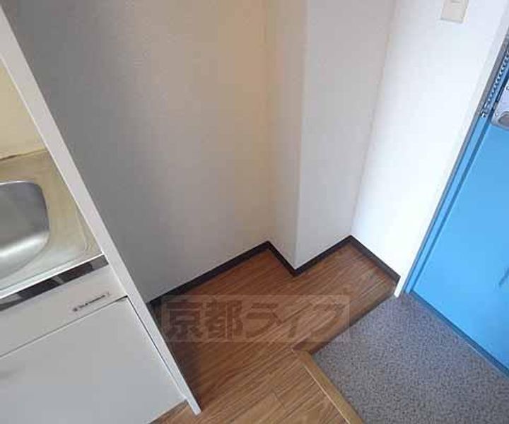 プレステージ御陵402の玄関