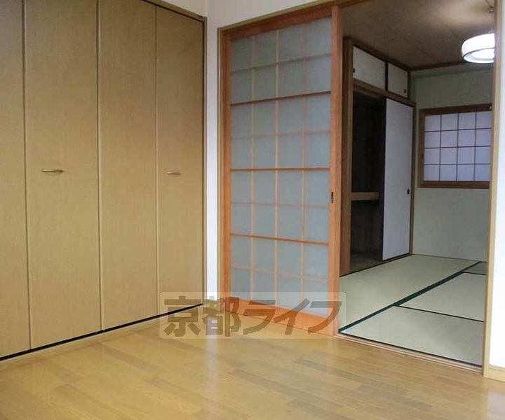 京都府宇治市六地蔵の賃貸マンションの居間