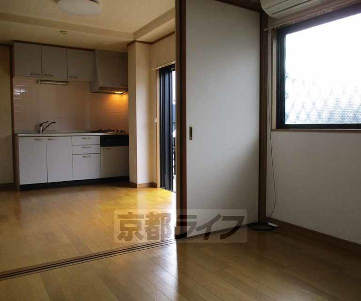 京都府宇治市六地蔵の賃貸マンションの居間
