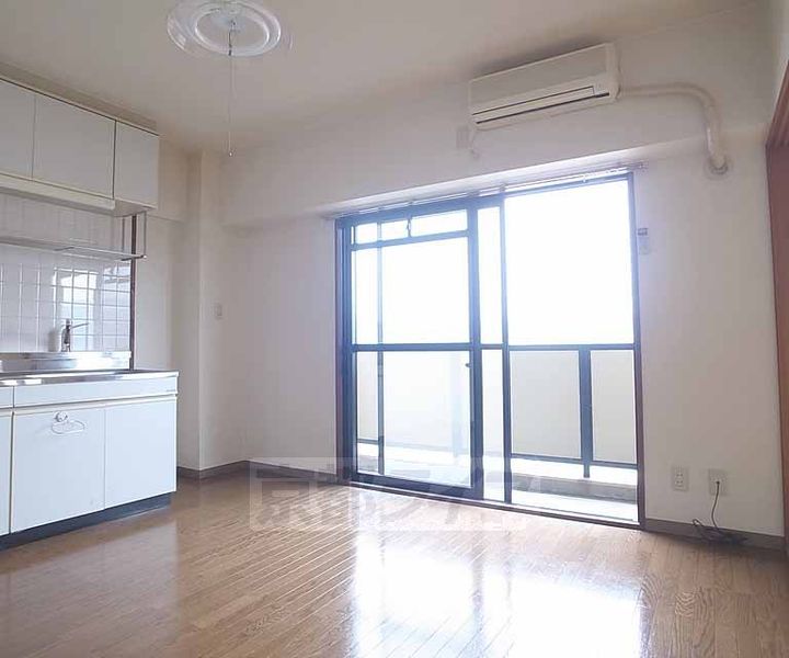 京都府京都市山科区西野山射庭ノ上町の賃貸マンションの居間