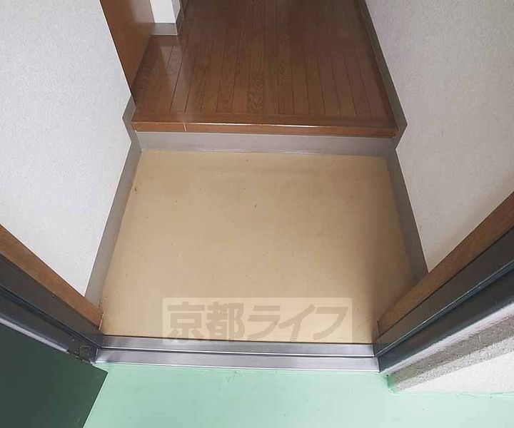 京都府京都市山科区西野山射庭ノ上町の賃貸マンションの玄関