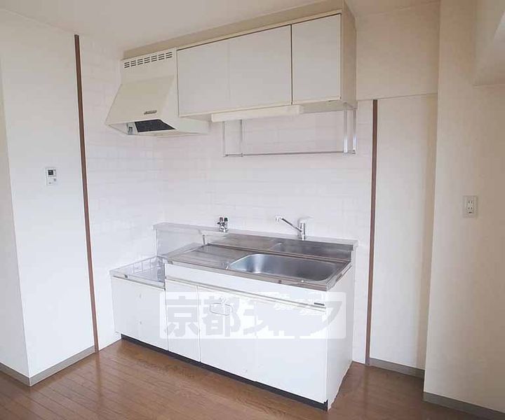 京都府京都市山科区西野山射庭ノ上町の賃貸マンションのキッチン