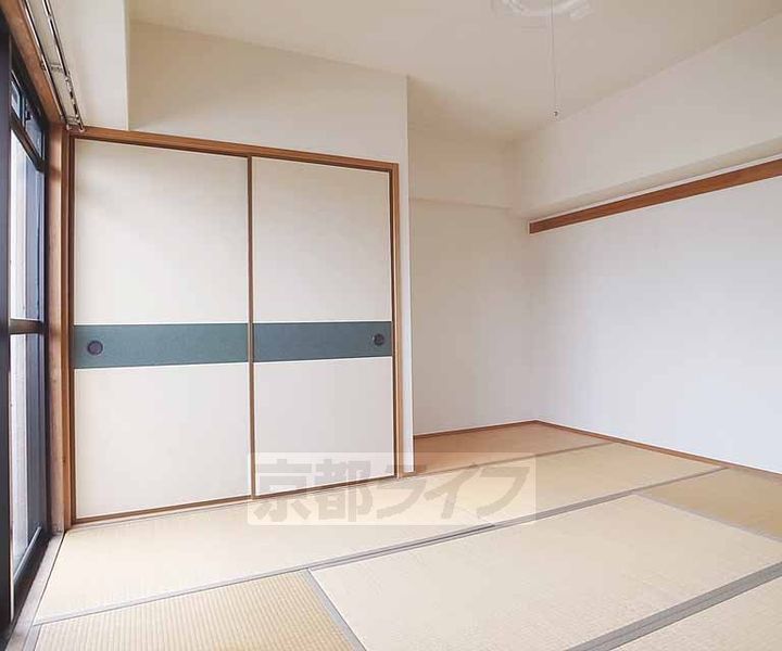 京都府京都市山科区西野山射庭ノ上町の賃貸マンションの居間