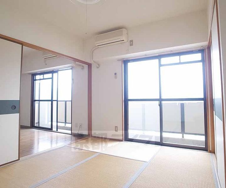 京都府京都市山科区西野山射庭ノ上町の賃貸マンションの居間