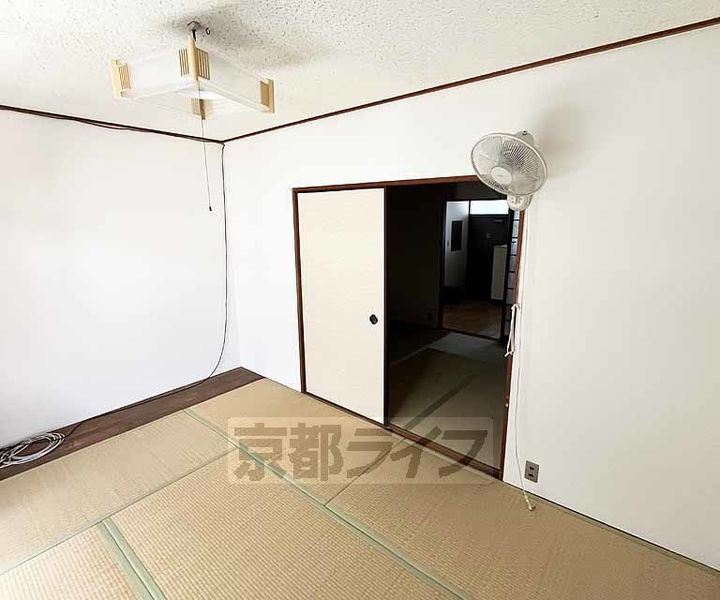 京都府乙訓郡大山崎町字大山崎小字傍示木の賃貸アパートの居間