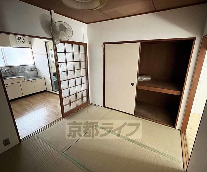 京都府乙訓郡大山崎町字大山崎小字傍示木の賃貸アパートの居間