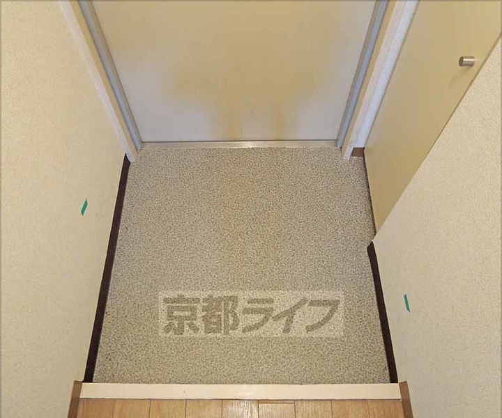 レナジア長岡京302の玄関