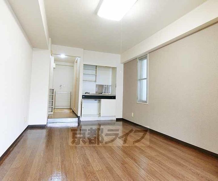 京都府向日市鶏冠井町山畑の賃貸マンションの居間