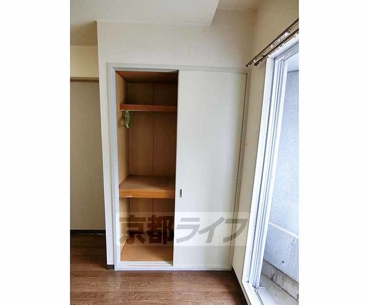 京都府向日市鶏冠井町山畑の賃貸マンションの内装