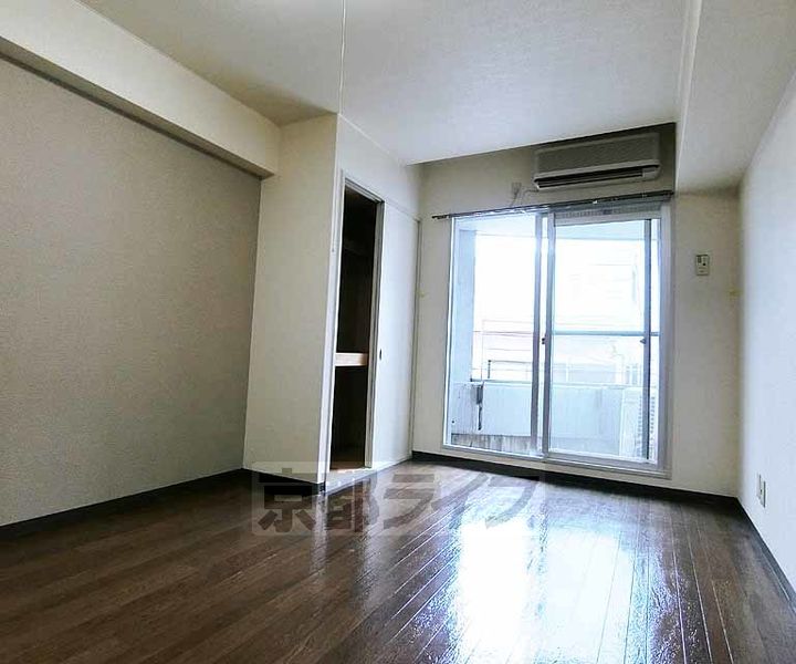 京都府向日市鶏冠井町山畑の賃貸マンションの居間